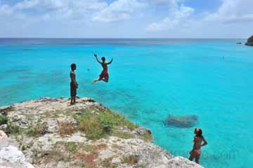 beach_activity_beach_grote_knip_local_children_jumping_in_the_clear_blue_sea_curaçao (06).jpg