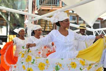 culture_folkloric_dancing_group_riffort_dia_di_bandera_women_dancing_curaçao (01).jpg