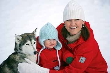 dog kind en vrouw in de sneeuw.jpg