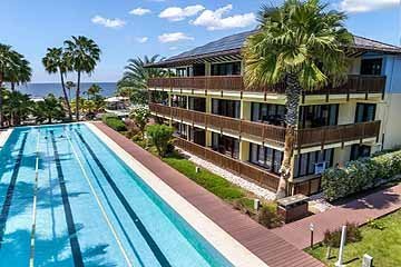 2023_lionsapartment_overview-pool_2-768x575.jpg