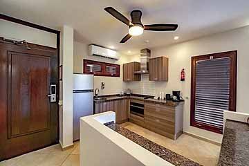2024_1bedroomsuite_kitchen-768x513.jpg