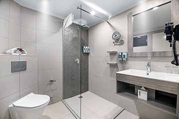 2023_resortviewrm_bathroom_2-768x513.jpg